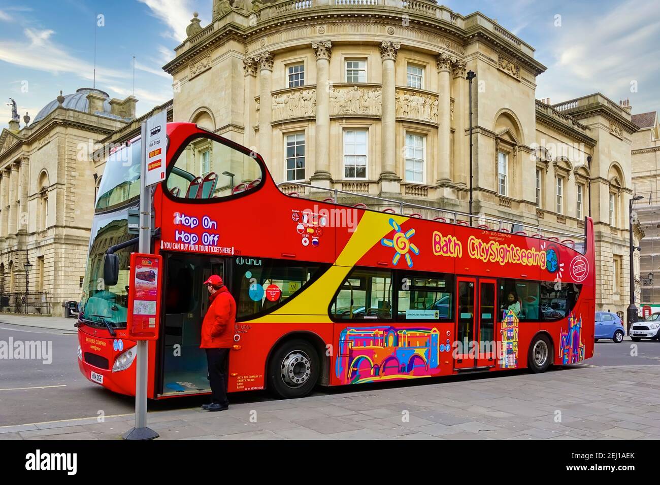 Bath, Somerset / Großbritannien - 14 2018. März: Ein Hop-on-Hop-off-Sightseeing-Doppeldeckerbus in Bath City in der Cheap Street Stockfoto