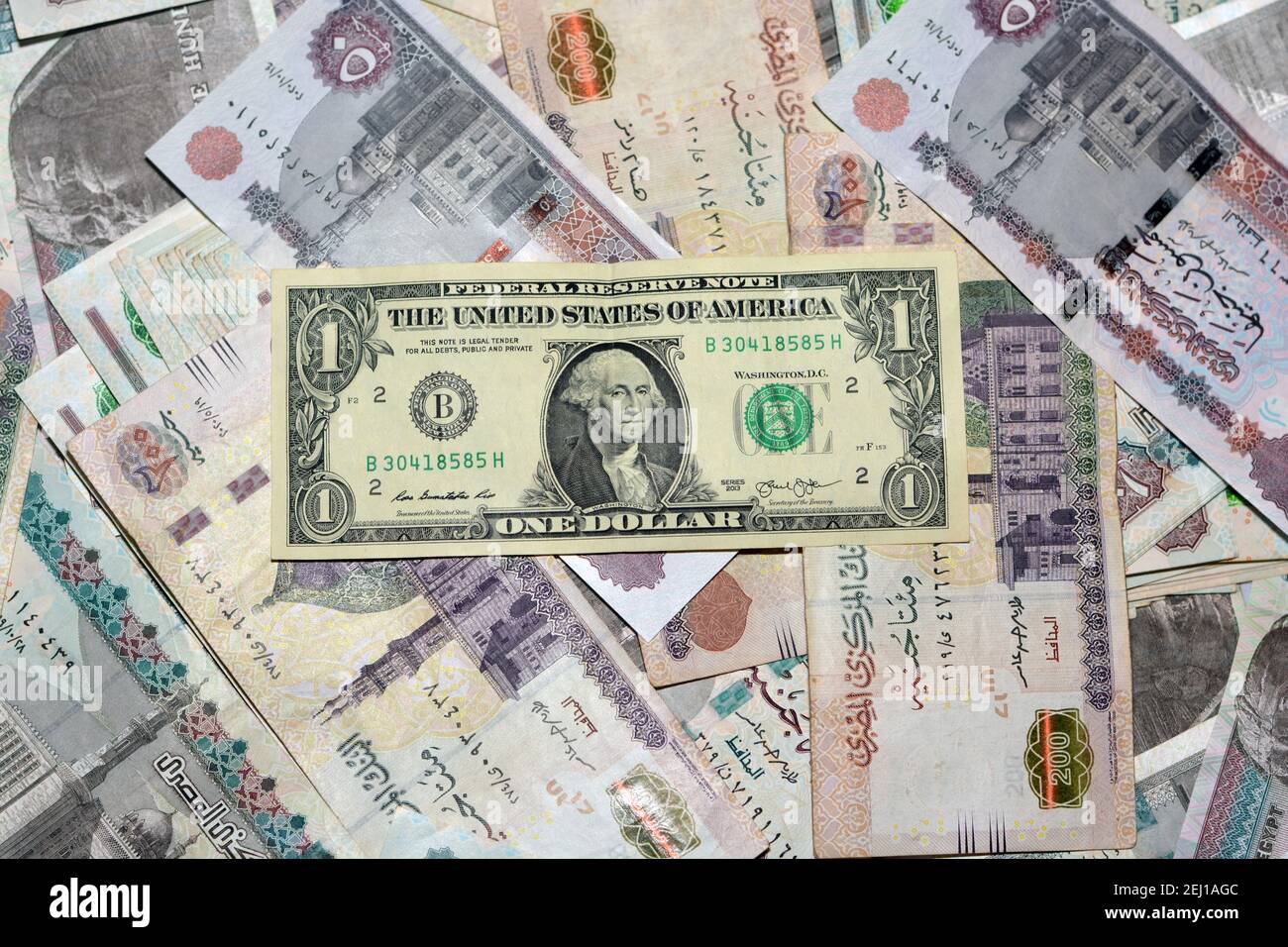 Ägyptische Landeswährung mit US-Dollar-Banknote im Hintergrund. Ägyptische Pfund Geld und amerikanische Dollar Wechselkurs Stockfoto