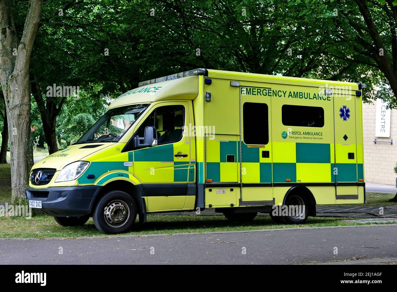 Trowbridge, Wiltshire / UK - Juni 25 2017: Eine Bristol Ambulance Emergency Medical Services Mercedes-Benz Sprinter Ambulance Stockfoto