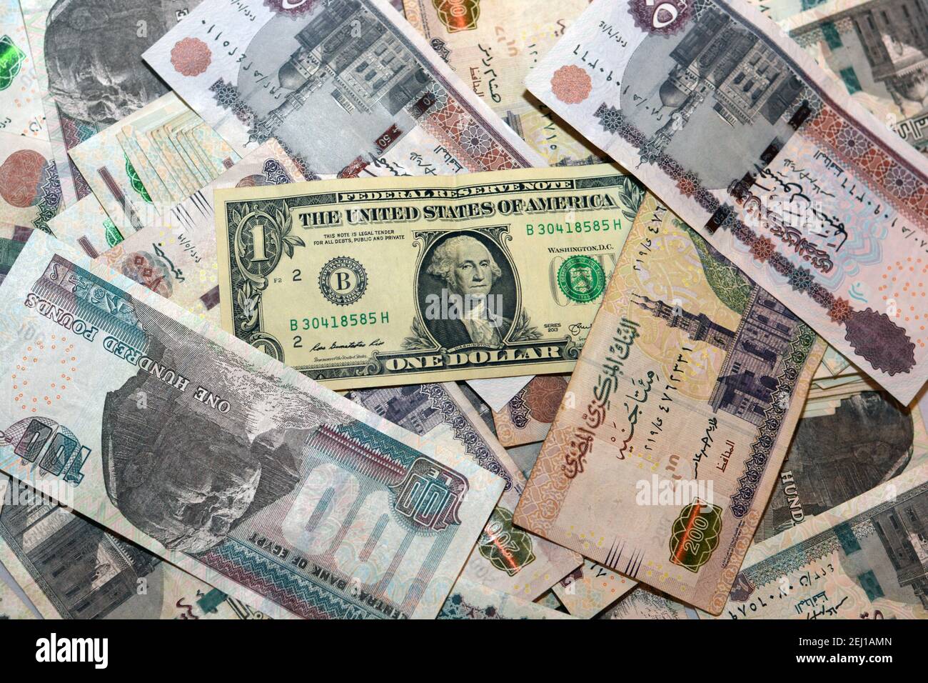 Ägyptische Landeswährung mit US-Dollar-Banknote im Hintergrund. Ägyptische Pfund Geld und amerikanische Dollar Wechselkurs Stockfoto