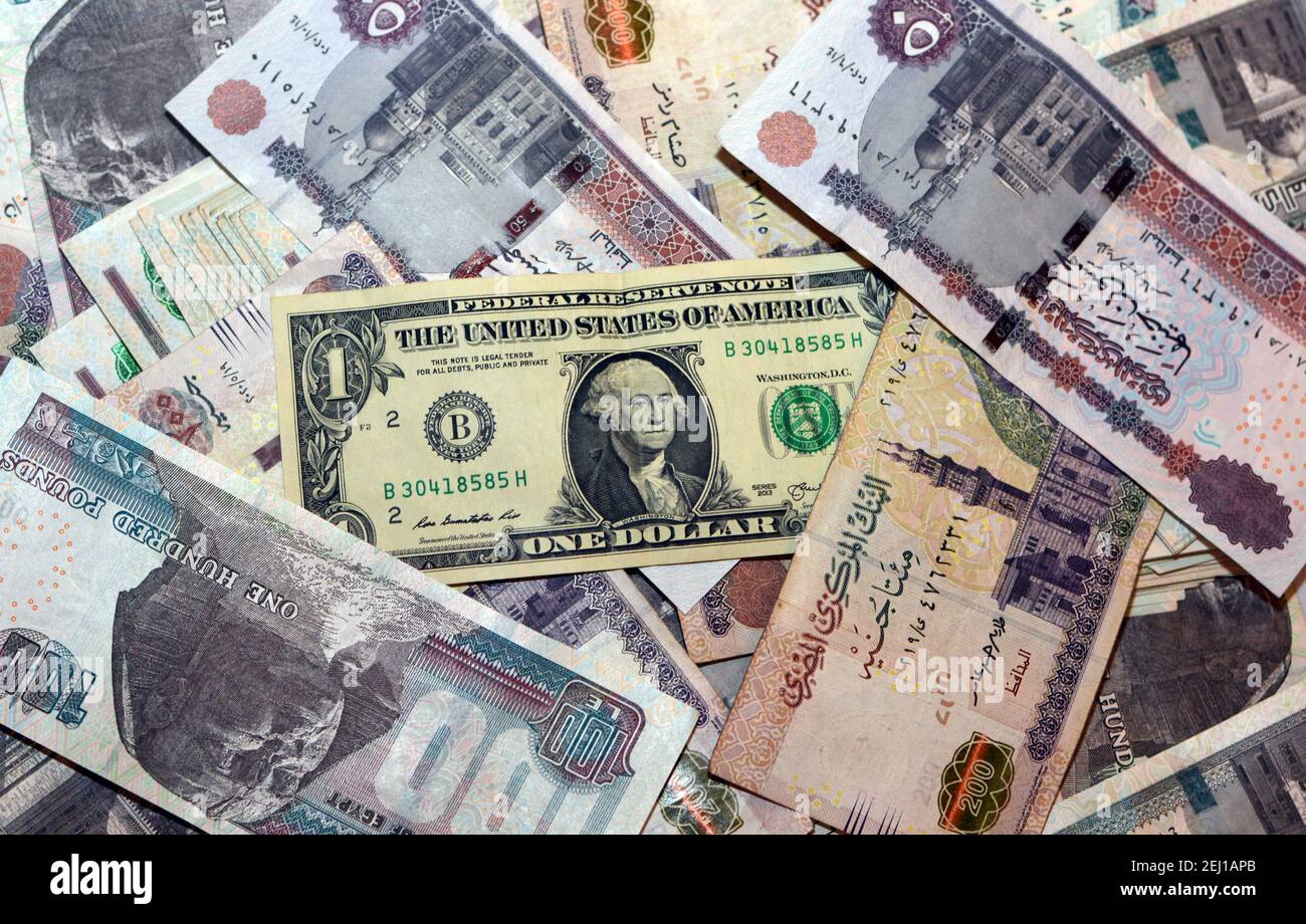 Ägyptische Landeswährung mit US-Dollar-Banknote im Hintergrund. Ägyptische Pfund Geld und amerikanische Dollar Wechselkurs Stockfoto