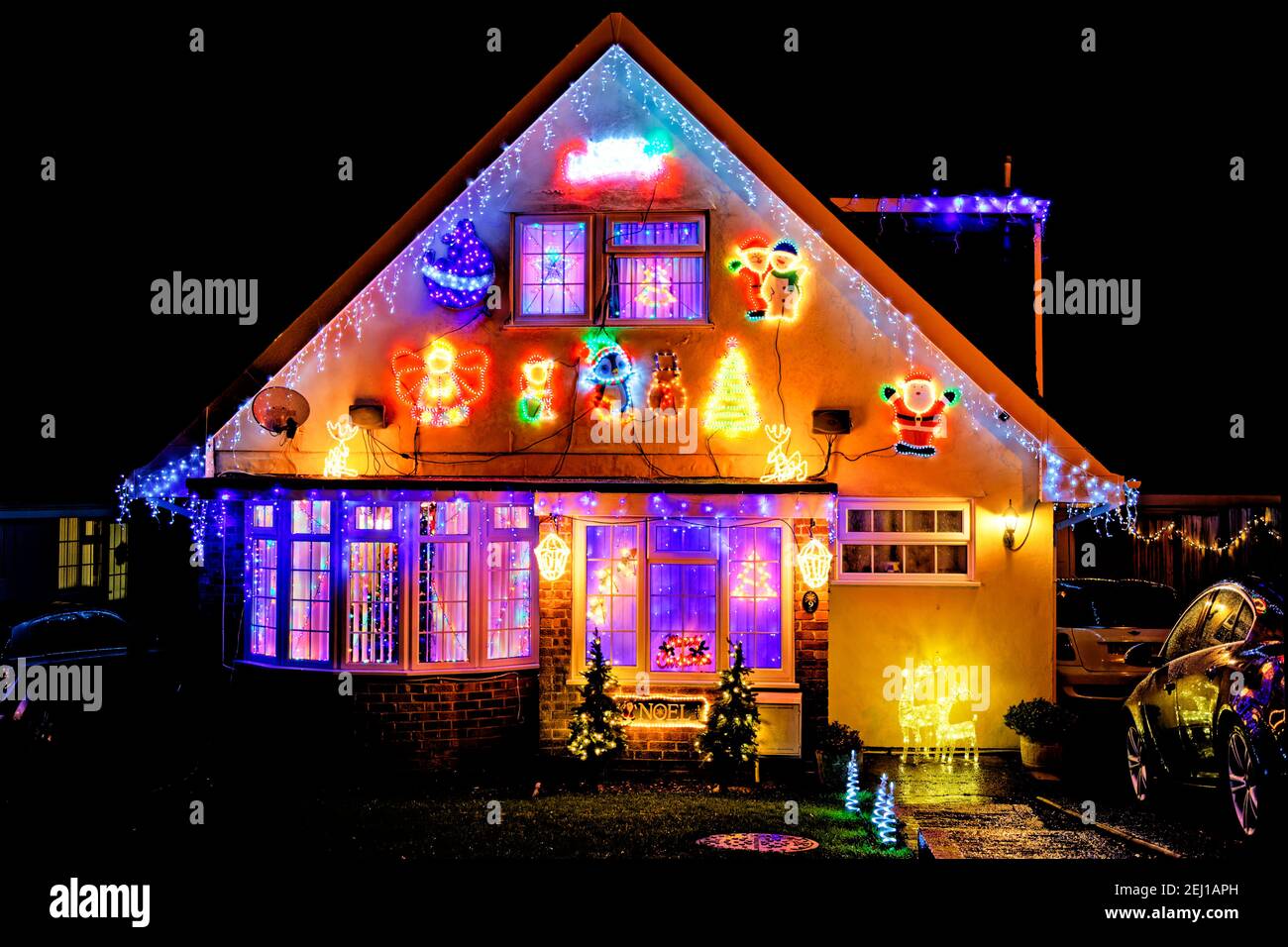Warminster, Wiltshire / UK - Dezember 30 2017: Weihnachtslichter, Bäume und Dekorationen vor einem Haus in Warminster, Wiltshire, England, UK Stockfoto