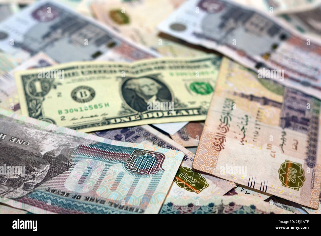 Ägyptische Landeswährung mit US-Dollar-Banknote im Hintergrund. Ägyptische Pfund Geld und amerikanische Dollar Wechselkurs Stockfoto