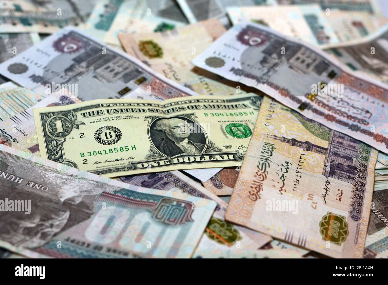 Ägyptische Landeswährung mit US-Dollar-Banknote im Hintergrund. Ägyptische Pfund Geld und amerikanische Dollar Wechselkurs Stockfoto