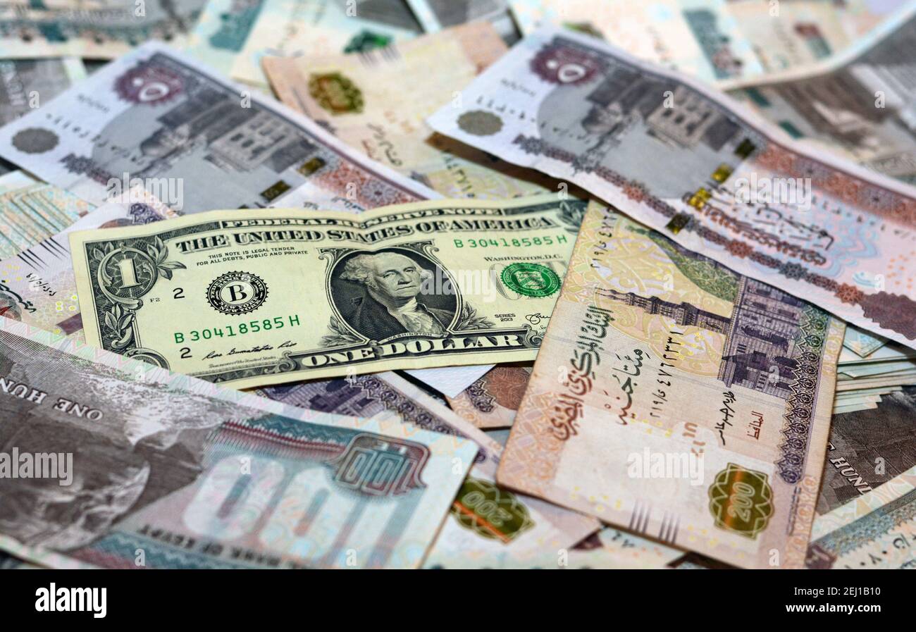 Ägyptische Landeswährung mit US-Dollar-Banknote im Hintergrund. Ägyptische Pfund Geld und amerikanische Dollar Wechselkurs Stockfoto