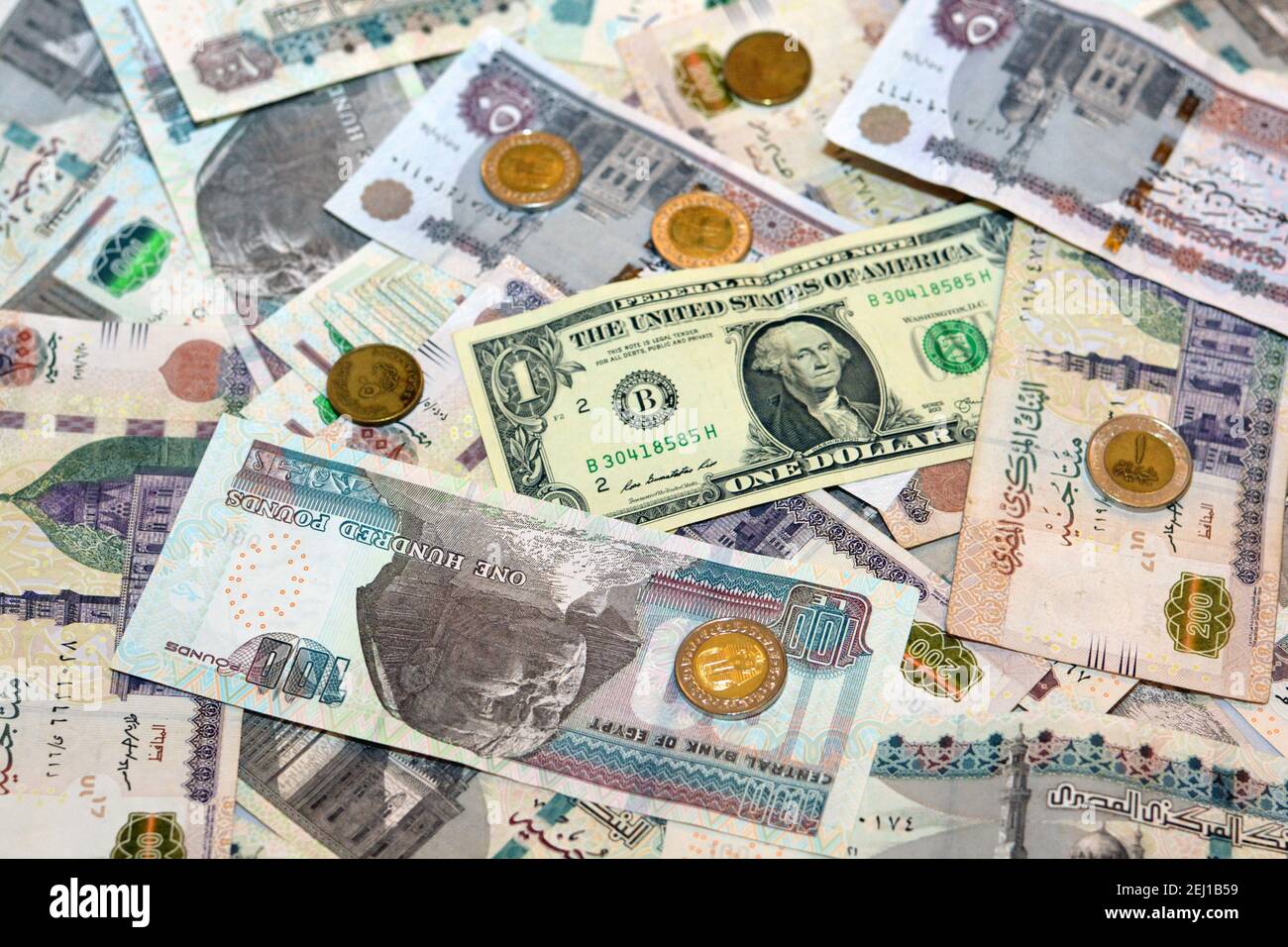 Ägyptische Landeswährung mit US-Dollar-Banknote im Hintergrund. Ägyptische Pfund Geld und amerikanische Dollar Wechselkurs Stockfoto