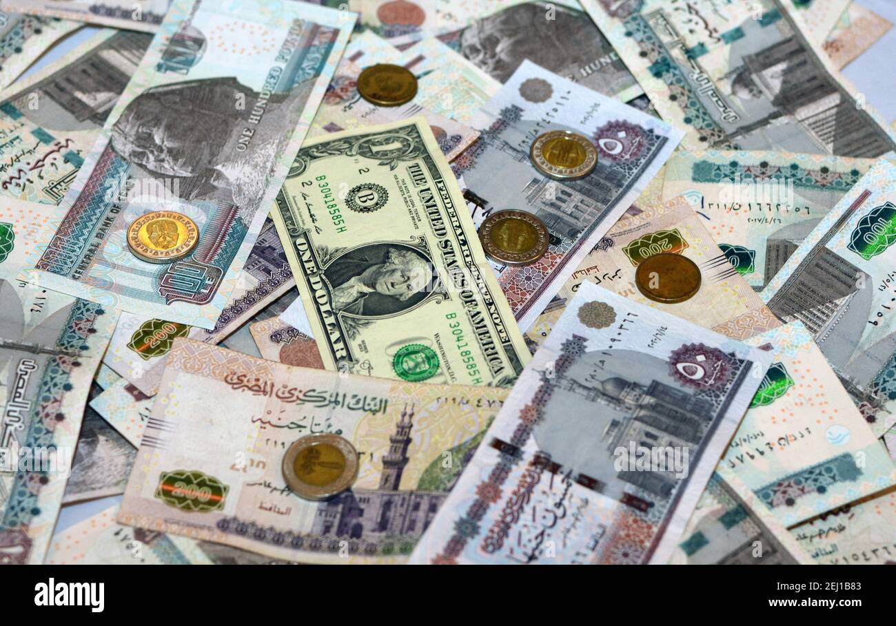 Ägyptische Landeswährung mit US-Dollar-Banknote im Hintergrund. Ägyptische Pfund Geld und amerikanische Dollar Wechselkurs Stockfoto