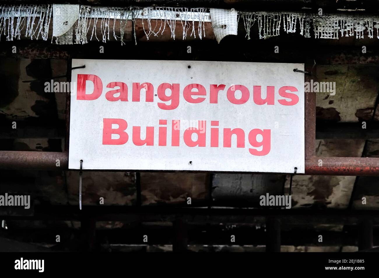 Warminster, Wiltshire / UK - November 10 2019: Ein Warnschild für gefährliches Gebäude Stockfoto