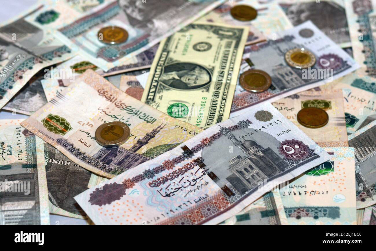Ägyptische Landeswährung mit US-Dollar-Banknote im Hintergrund. Ägyptische Pfund Geld und amerikanische Dollar Wechselkurs Stockfoto
