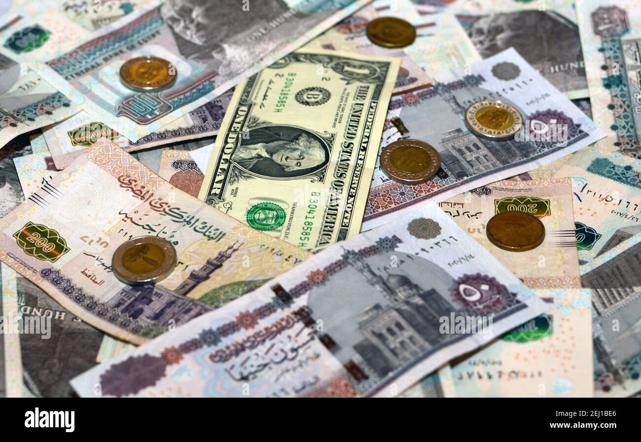 Ägyptische Landeswährung mit US-Dollar-Banknote im Hintergrund. Ägyptische Pfund Geld und amerikanische Dollar Wechselkurs Stockfoto