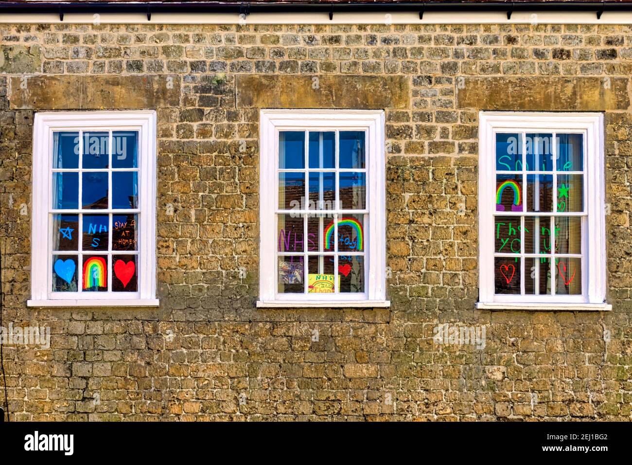 Warminster, Wiltshire UK - April 22 2020: Fenster eines Hauses mit Rainbows of Hope, Thank You NHS und Key Workers Botschaften dekoriert Stockfoto