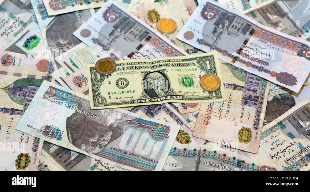 Ägyptische Landeswährung mit US-Dollar-Banknote im Hintergrund. Ägyptische Pfund Geld und amerikanische Dollar Wechselkurs Stockfoto