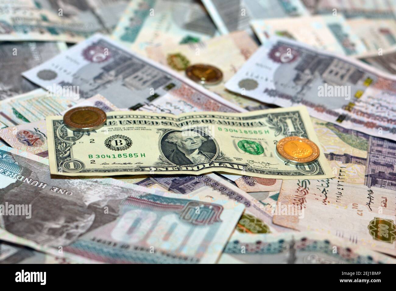 Ägyptische Landeswährung mit US-Dollar-Banknote im Hintergrund. Ägyptische Pfund Geld und amerikanische Dollar Wechselkurs Stockfoto