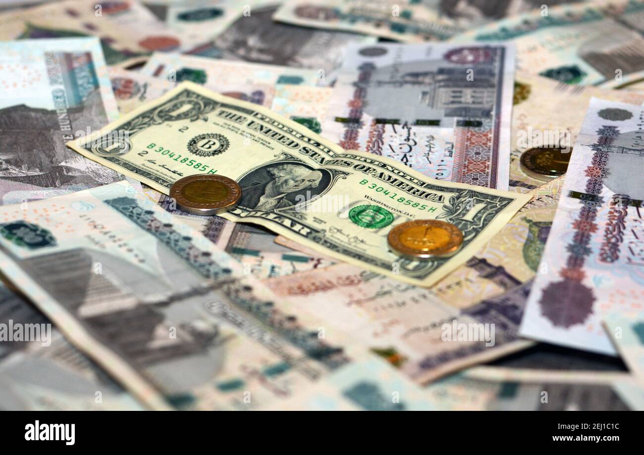 Ägyptische Landeswährung mit US-Dollar-Banknote im Hintergrund. Ägyptische Pfund Geld und amerikanische Dollar Wechselkurs Stockfoto