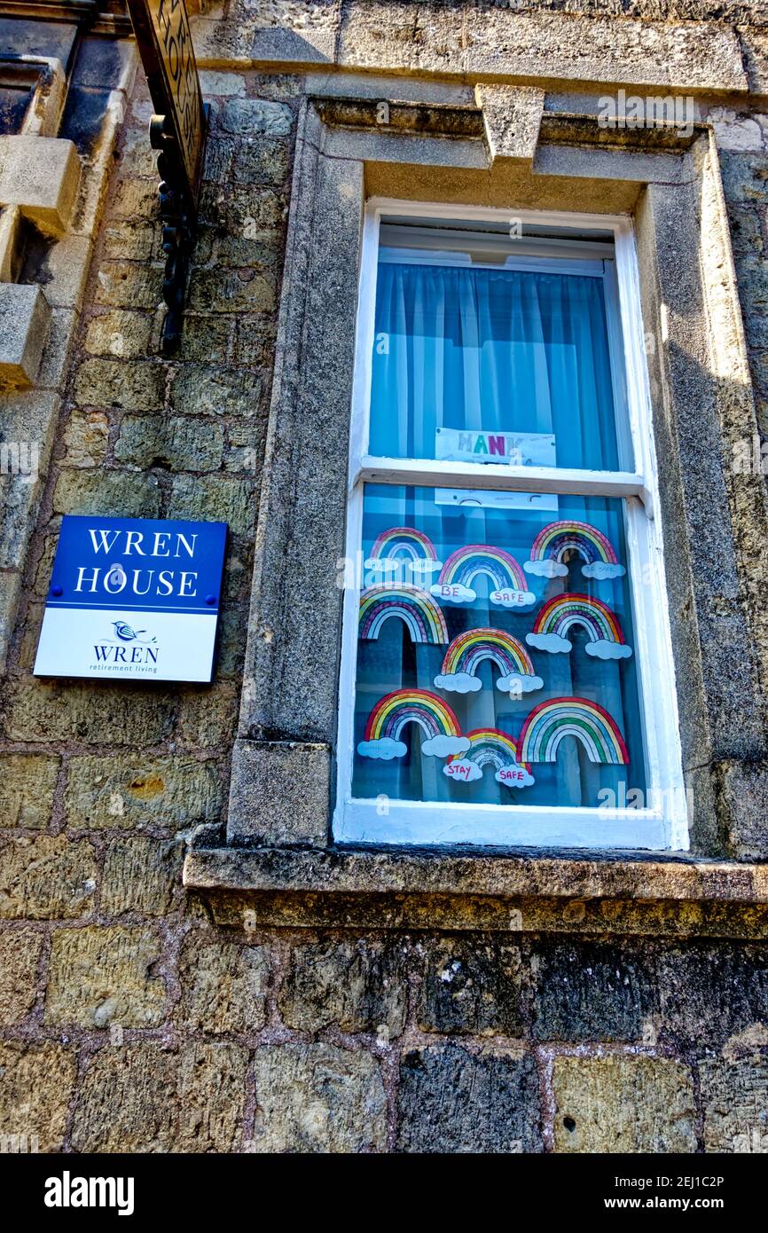 Warminster, Wiltshire, UK -Mai 4 2020: Regenbögen der Hoffnung Bilder im Fenster des Wren House Care Home in Warminster, England, während Covid 19 Pandemie Stockfoto