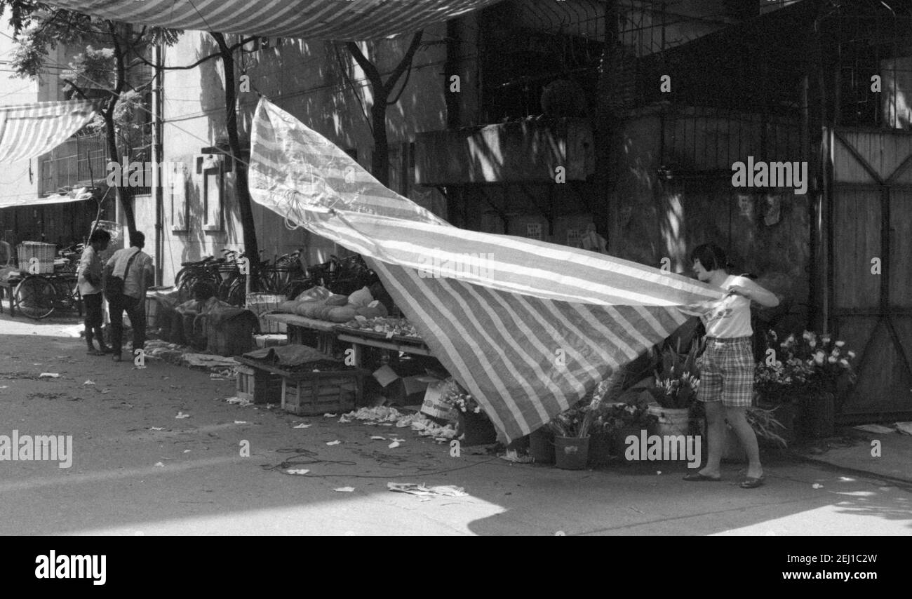 Frau schließt Stand, Straßenverkäufer, China Leben, Straßenszene, 1990s Stockfoto