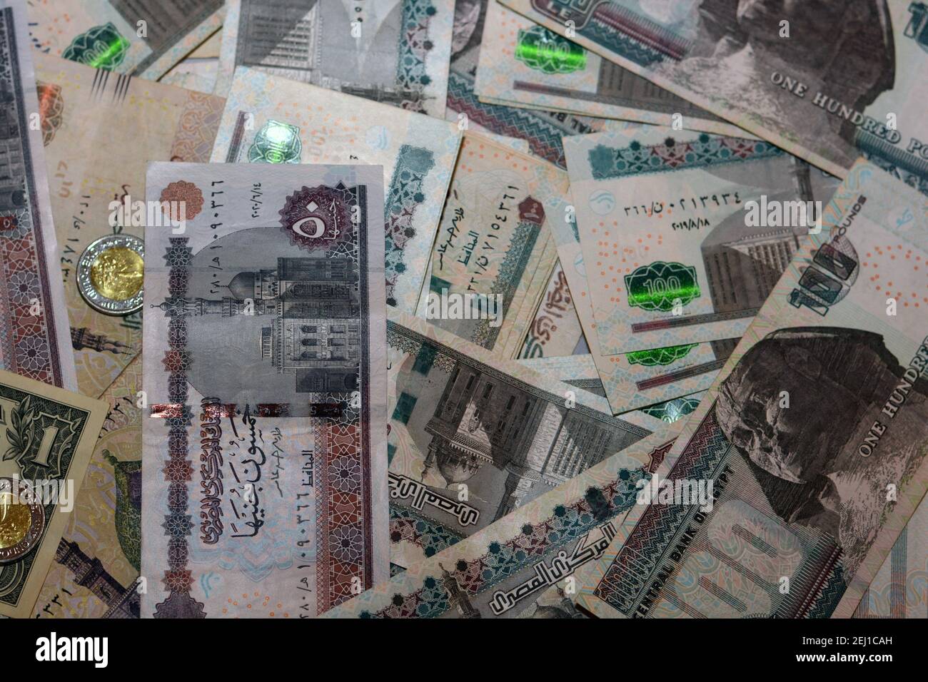 Ägyptische Landeswährung mit US-Dollar-Banknote im Hintergrund. Ägyptische Pfund Geld und amerikanische Dollar Wechselkurs Stockfoto