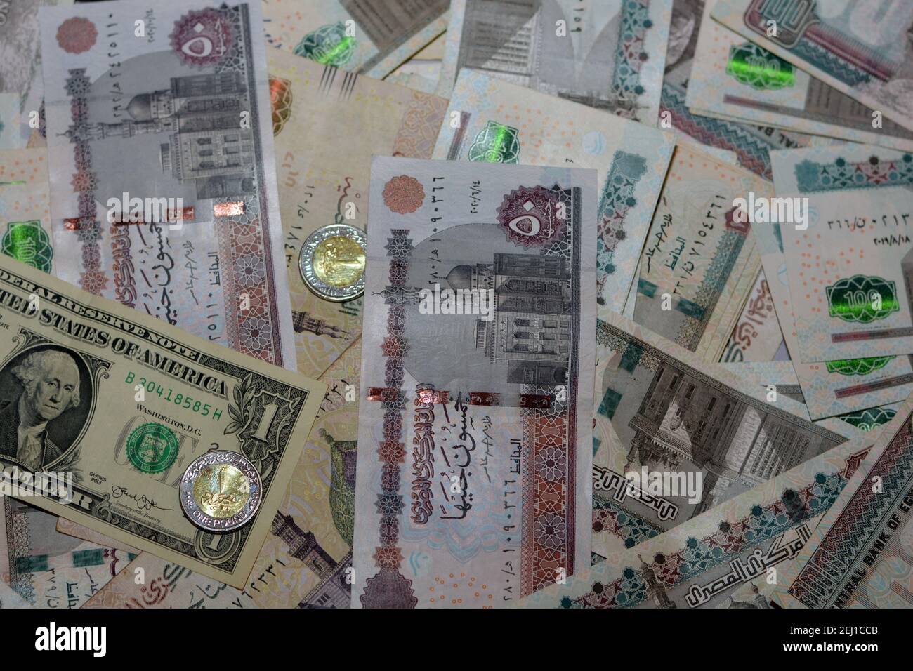 Ägyptische Landeswährung mit US-Dollar-Banknote im Hintergrund. Ägyptische Pfund Geld und amerikanische Dollar Wechselkurs Stockfoto