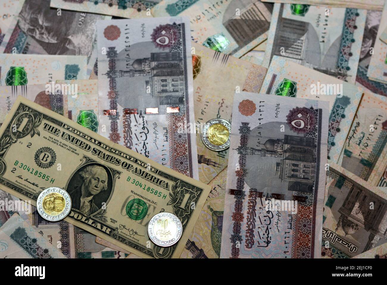 Ägyptische Landeswährung mit US-Dollar-Banknote im Hintergrund. Ägyptische Pfund Geld und amerikanische Dollar Wechselkurs Stockfoto