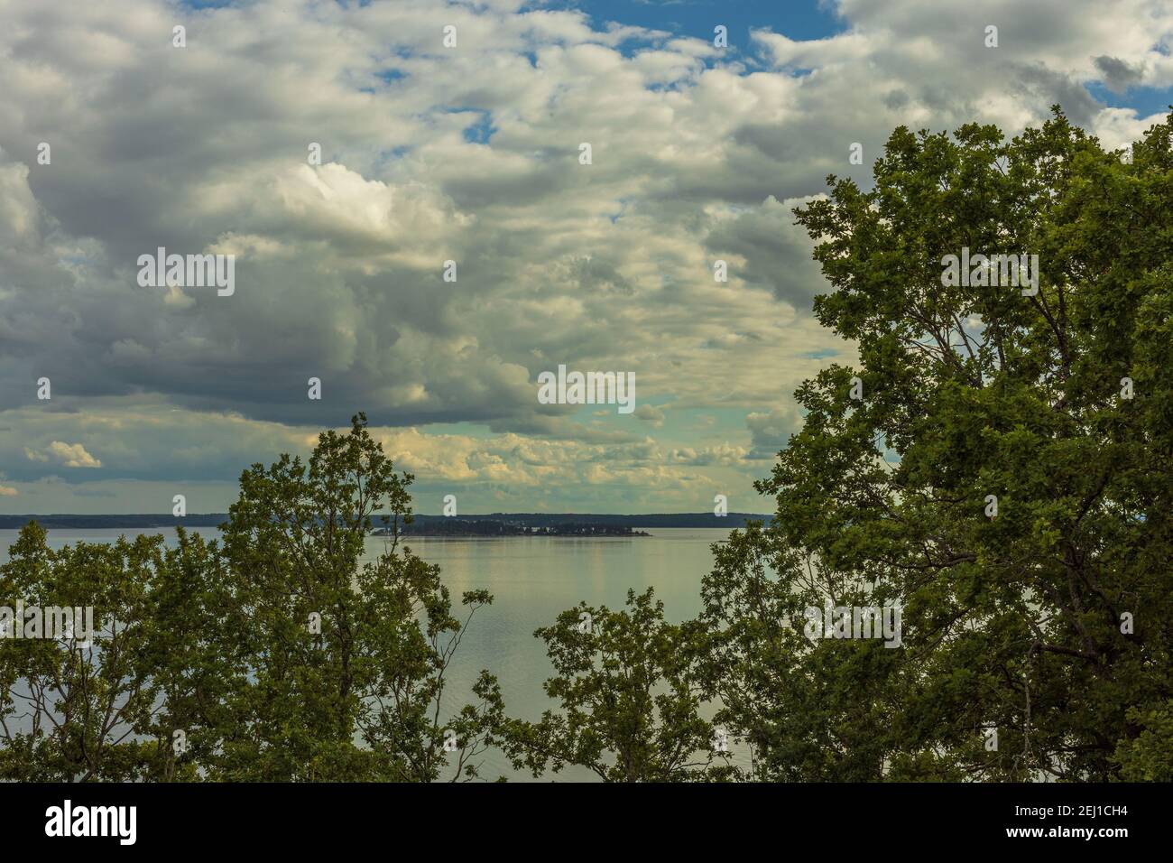 Erstaunliche Schönheit Sonnenuntergang auf der Ostsee auf blauem Himmel mit rosa Wolken. Schöne Sommer Natur Hintergründe. Stockfoto