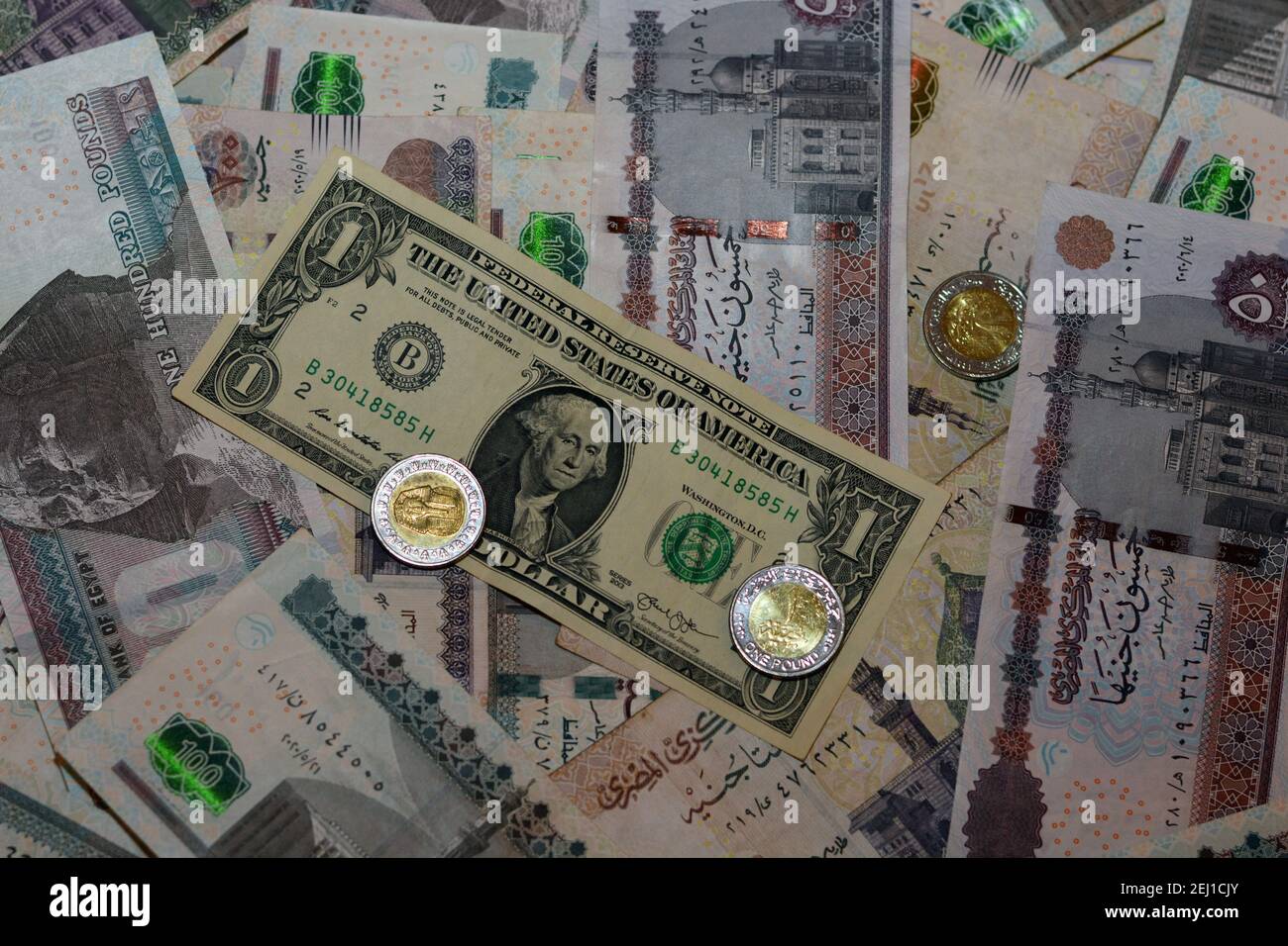 Ägyptische Landeswährung mit US-Dollar-Banknote im Hintergrund. Ägyptische Pfund Geld und amerikanische Dollar Wechselkurs Stockfoto