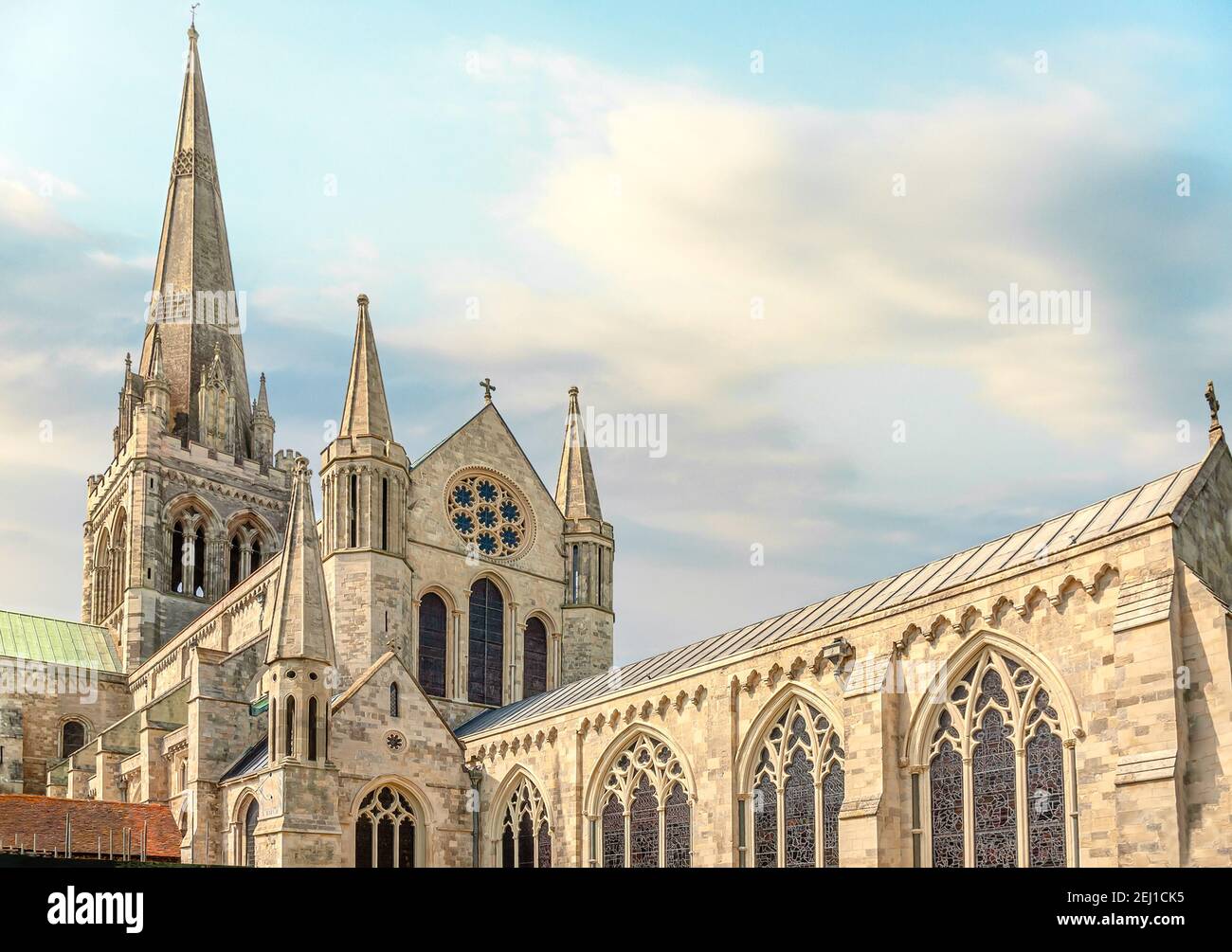 Chichester Cathedral von Bishops Palace Garden im Frühling, West Sussex, England, Großbritannien Stockfoto