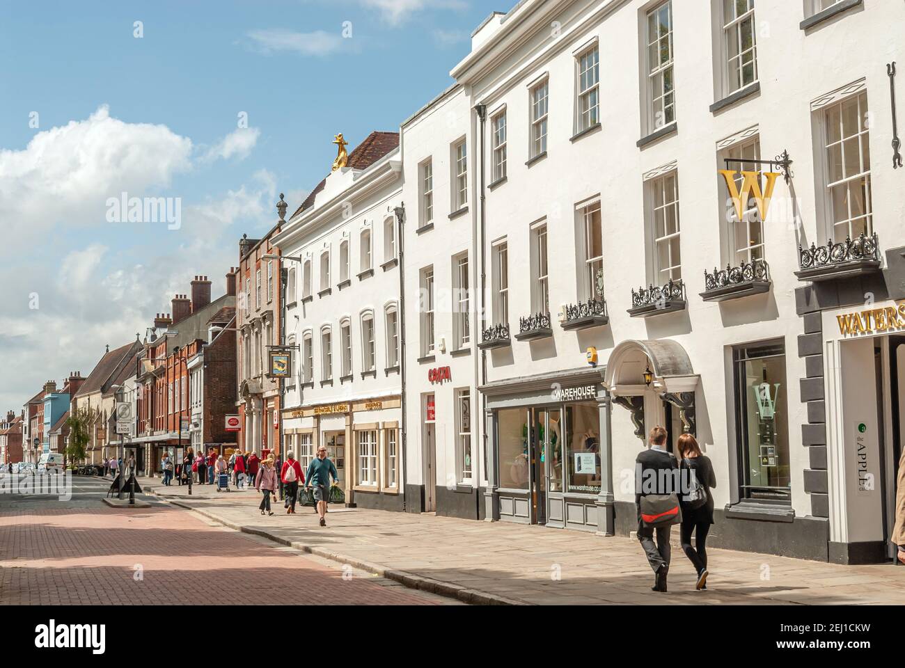 Geschäfte in Chichester High Street, West Sussex, England, Großbritannien Stockfoto