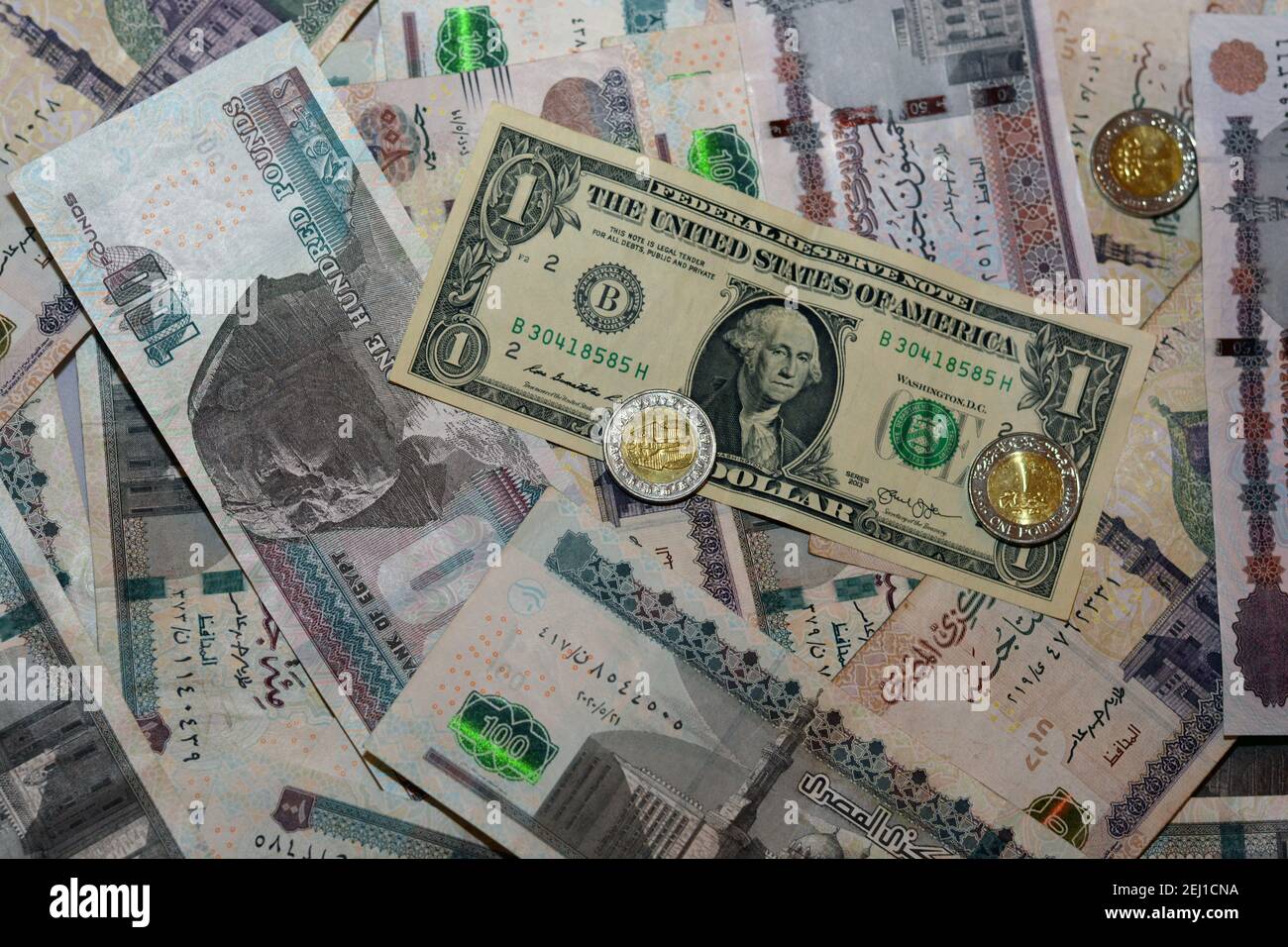 Ägyptische Landeswährung mit US-Dollar-Banknote im Hintergrund. Ägyptische Pfund Geld und amerikanische Dollar Wechselkurs Stockfoto