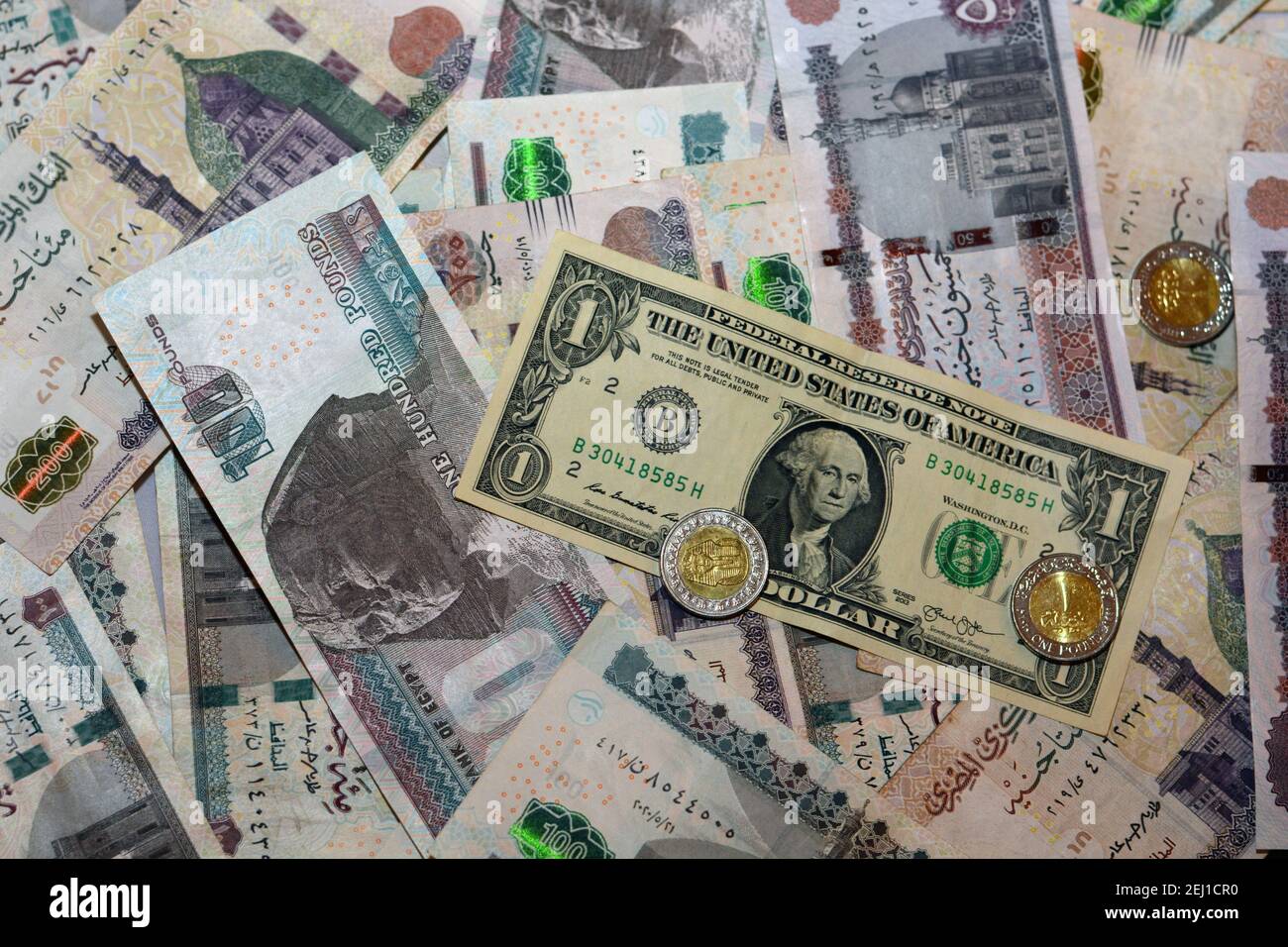 Ägyptische Landeswährung mit US-Dollar-Banknote im Hintergrund. Ägyptische Pfund Geld und amerikanische Dollar Wechselkurs Stockfoto