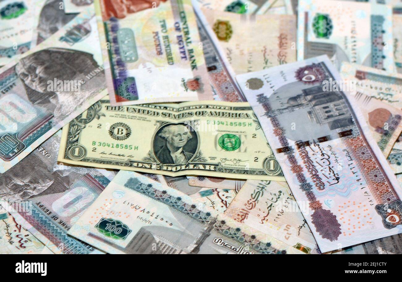 Ägyptische Landeswährung mit US-Dollar-Banknote im Hintergrund. Ägyptische Pfund Geld und amerikanische Dollar Wechselkurs Stockfoto