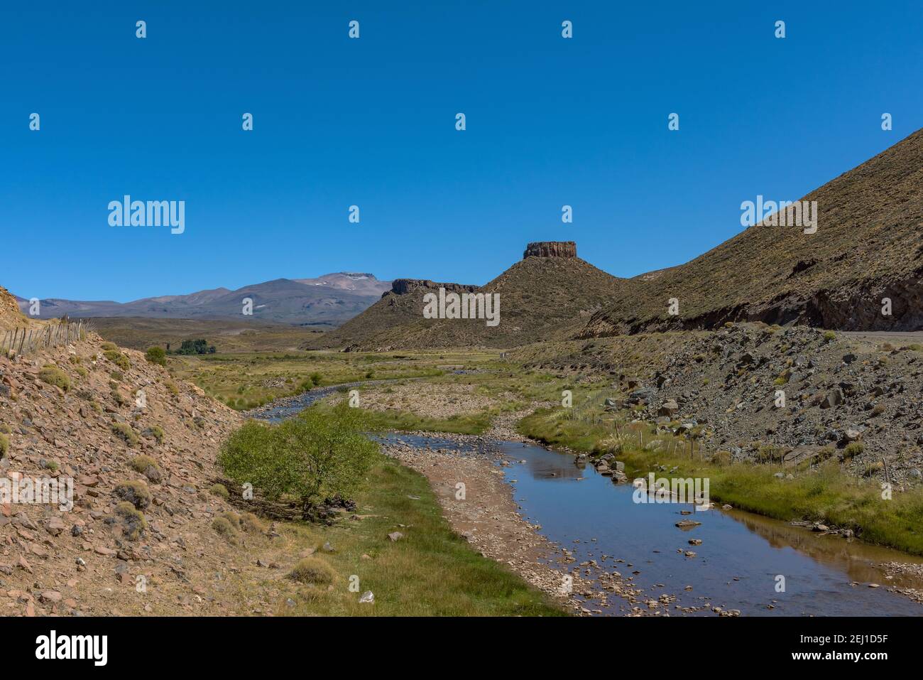Berg- und Flusslandschaft bei Neuquen, Argentinien Stockfoto