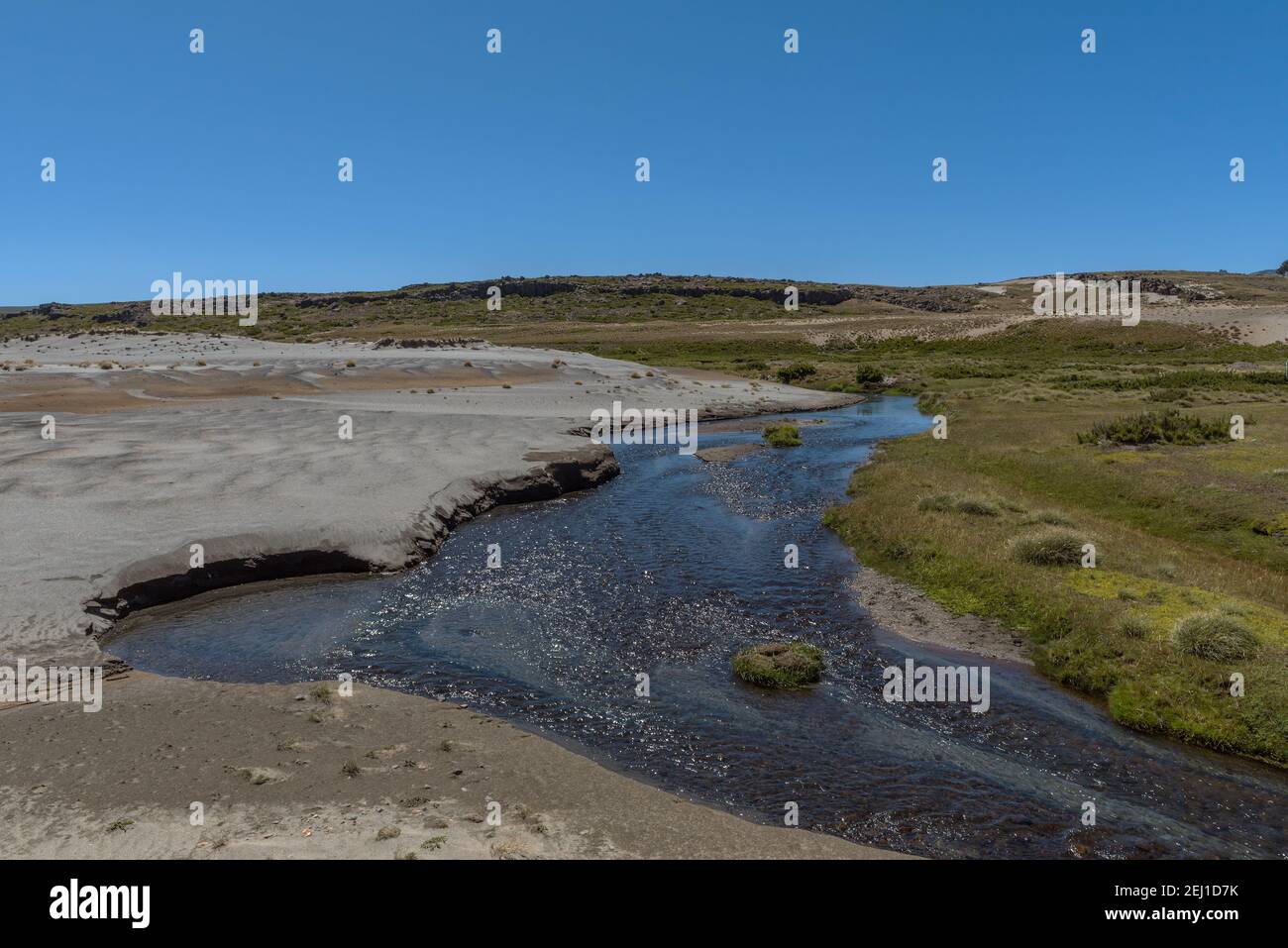 Berg- und Flusslandschaft bei Neuquen, Argentinien Stockfoto