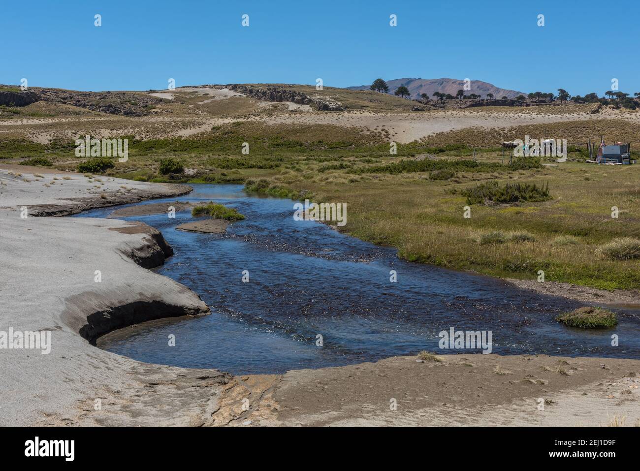 Berg- und Flusslandschaft bei Neuquen, Argentinien Stockfoto
