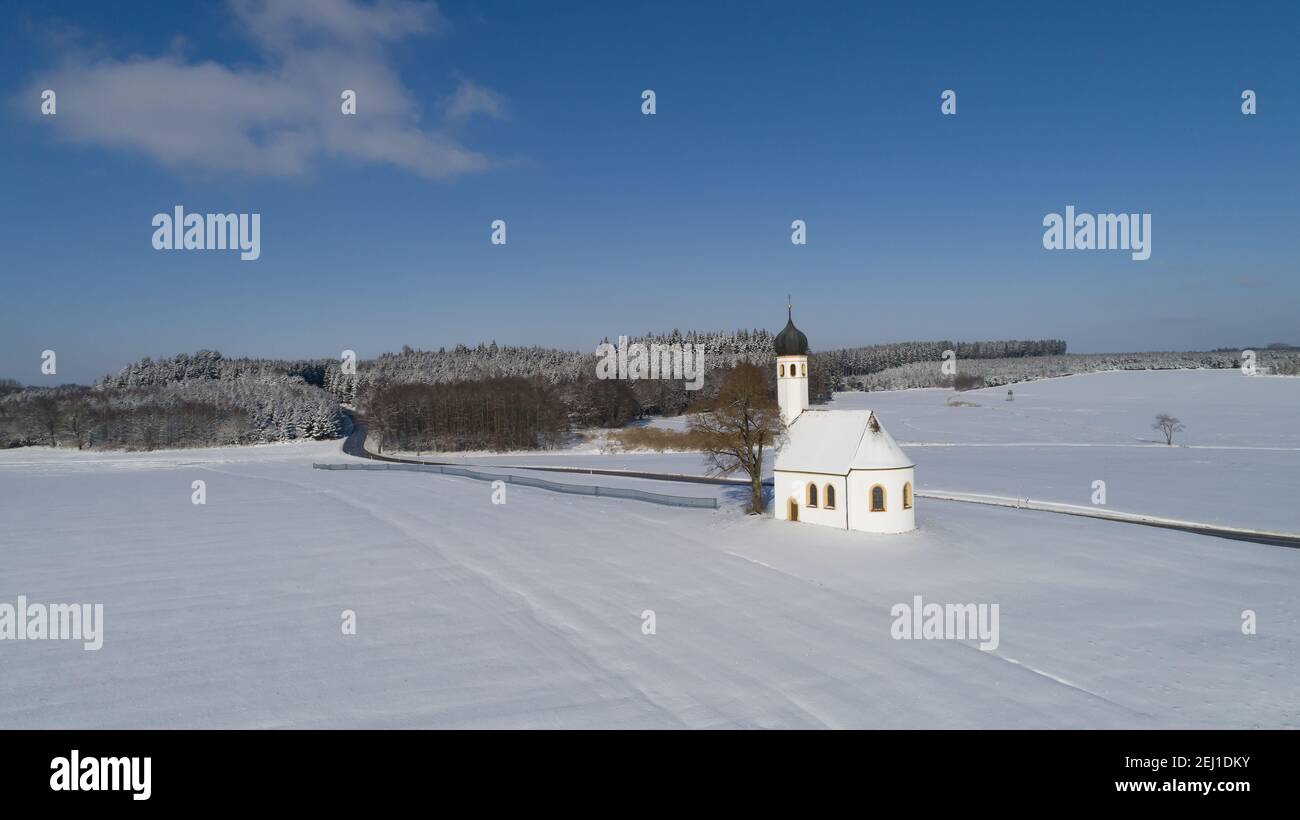 Drohnenbild einer Kapelle im Winter im Landkreis Fürstenfeldbruck, Bayern, Deutschland, Europa Stockfoto
