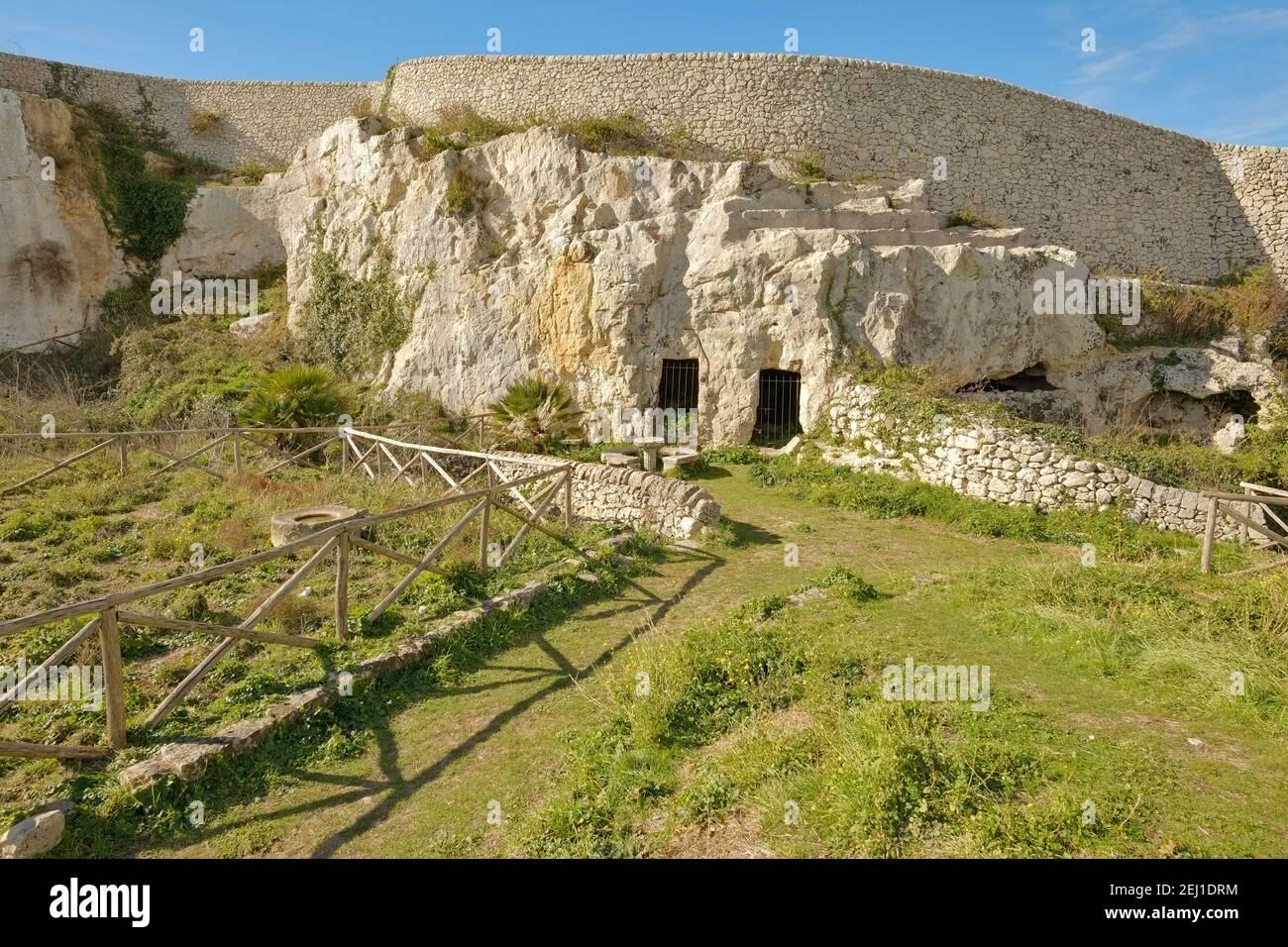 Troglodyte Wohnungen im archäologischen Park von Akrai in Palazzolo Acreide, Sizilien Stockfoto