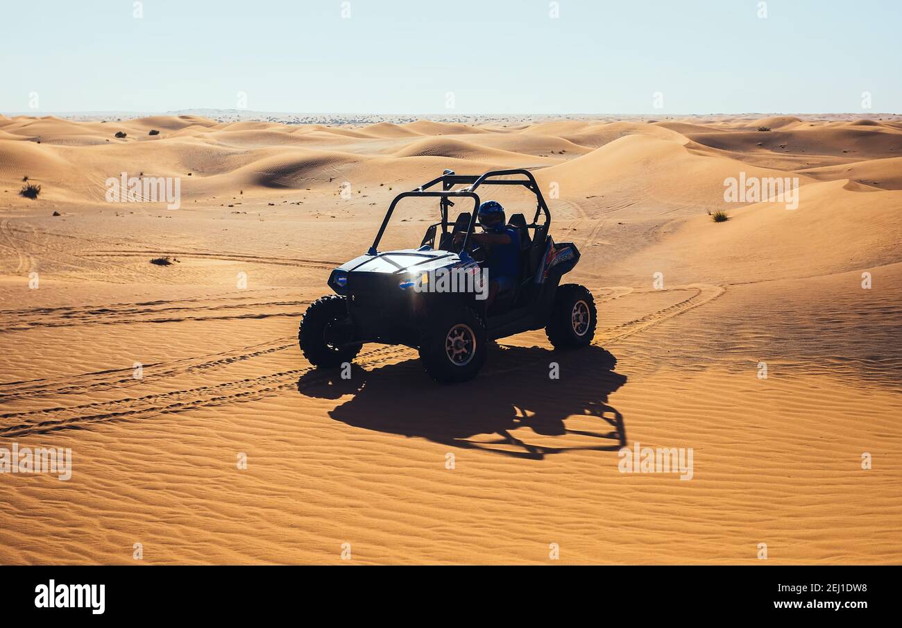 Schöne Fahrt von Quad-Buggy-Auto in Sanddünen mit Sonneneinstrahlung auf  Scheinwerfer, männlichen Fahrer hat Spaß an Sportfahrzeug extreme  Safari-Tour Stockfotografie - Alamy