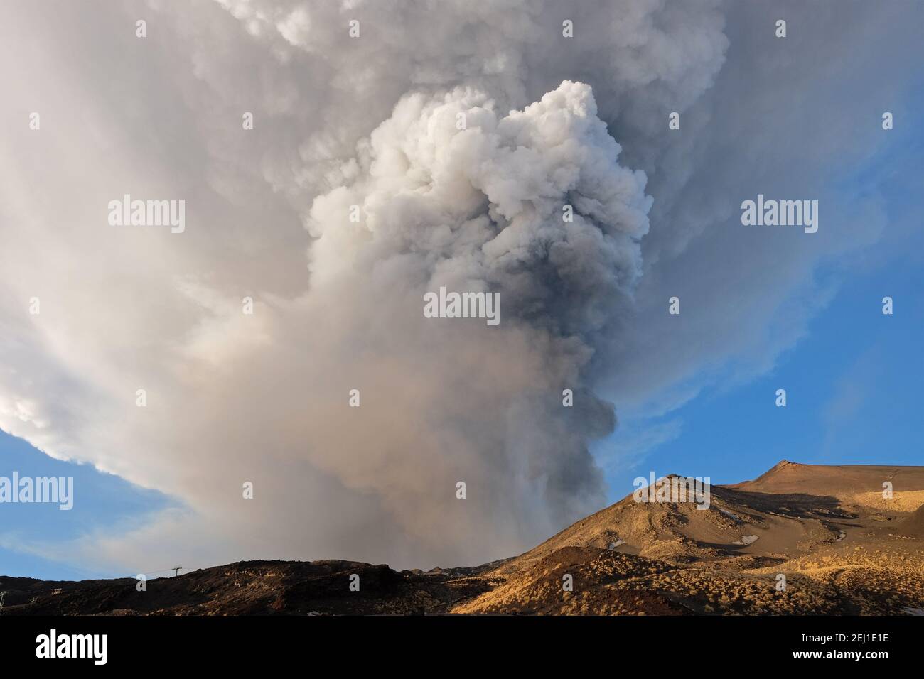 Eruption vom Voragine Krater des Vulkans Ätna, 05-12-2015 Sizilien Stockfoto