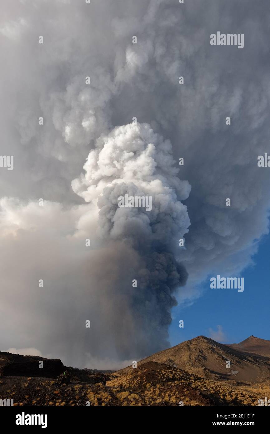 Eruption Etna Vulcano Aschewolke, 05-12-2015 Sizilien, Italien (vertikal) Stockfoto