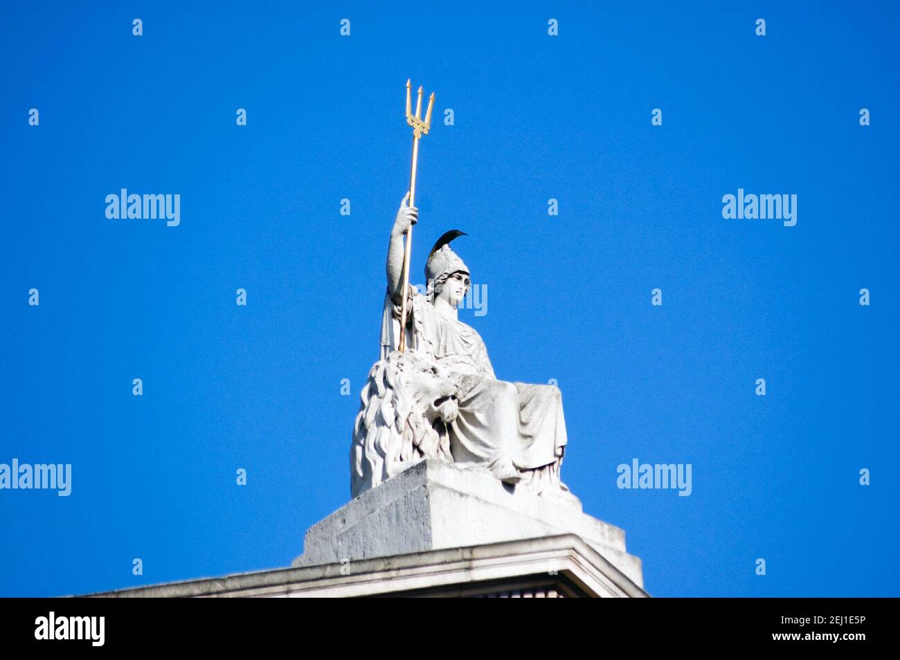 Historische Statue von Britannia komplett mit Dreizack und begleitenden Löwen. Dach des Somerset House, Westminster, London. Stockfoto