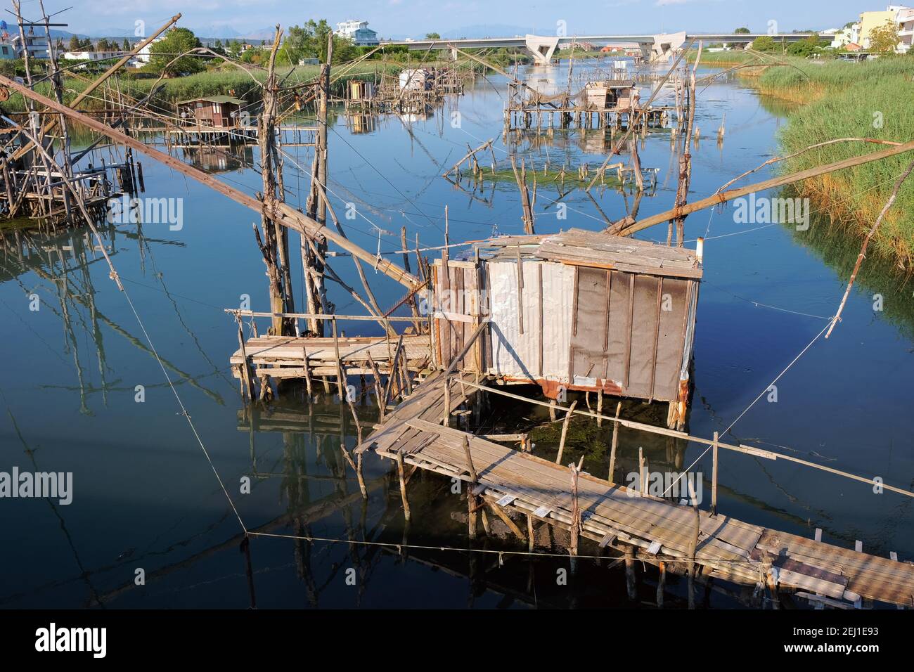 Fischerhütten am Hafen Milena bei Ulcinj, Montenegro Stockfoto
