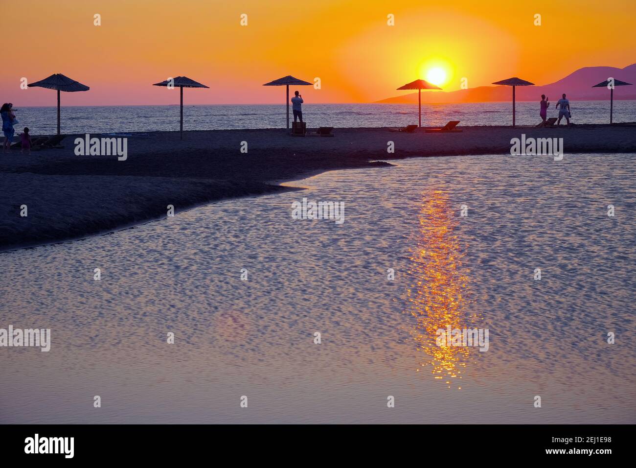 Sonnenuntergang am Sonnenschirm der Insel Ada Bojana, Montenegro Stockfoto