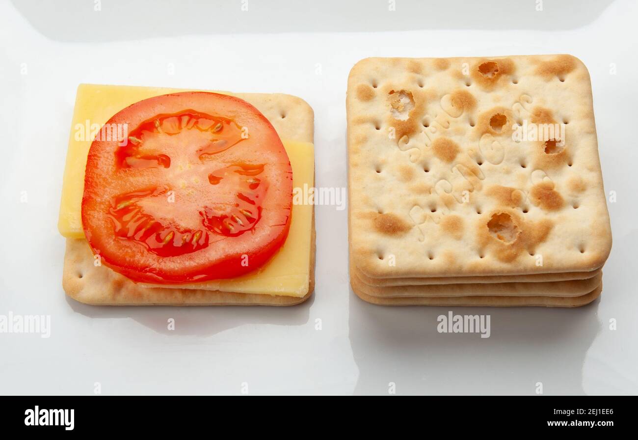 Tomaten und Käse auf australischen SAO-Keksen Stockfoto