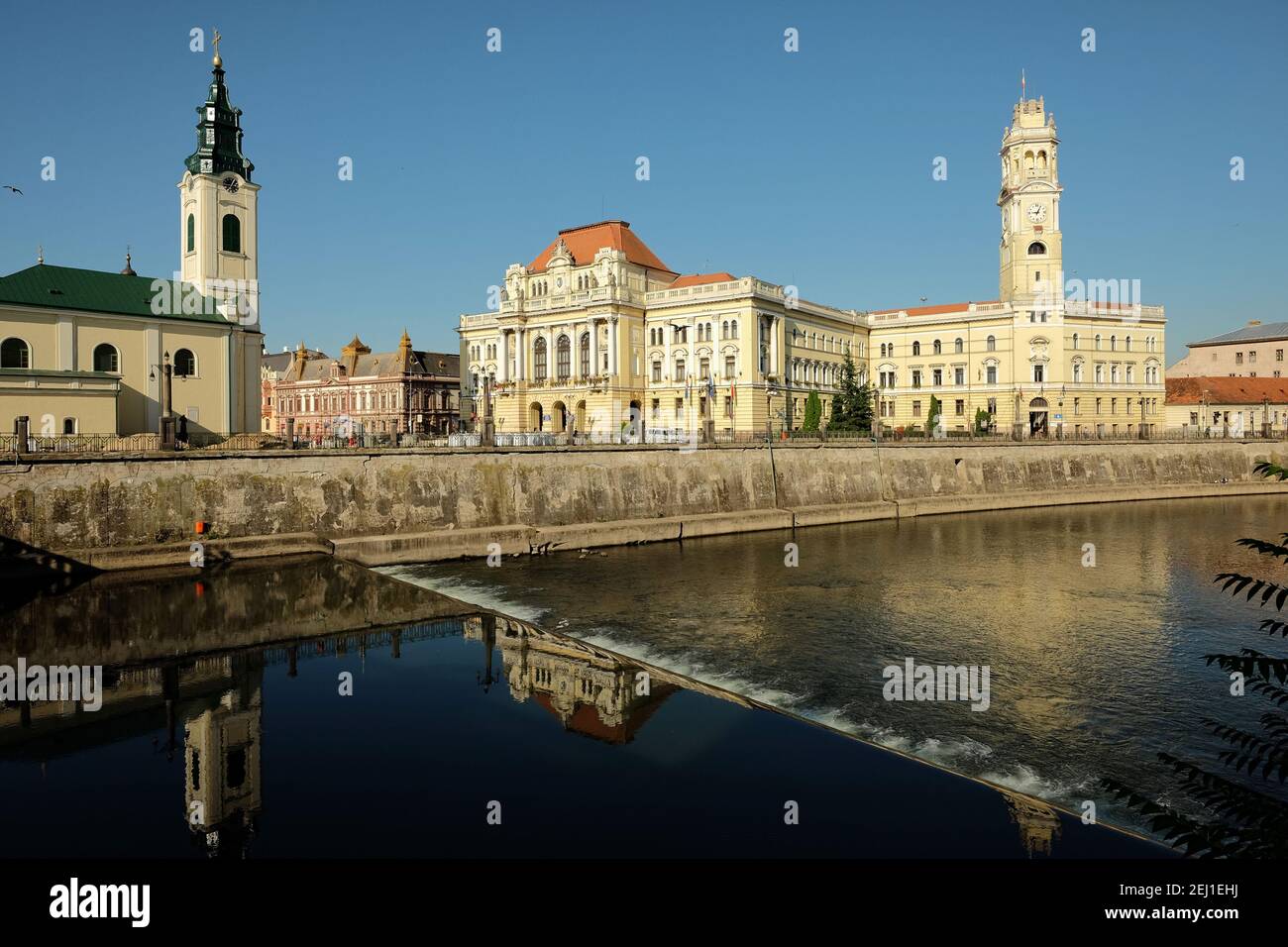 Rathaus von Oradea und Reflexion über den Fluss Crisul Repede, Rumänien Stockfoto