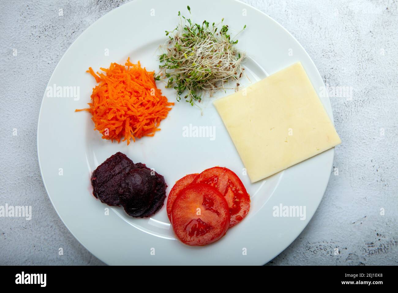 Salat oder Sandwich Zutaten auf einem Teller Stockfoto