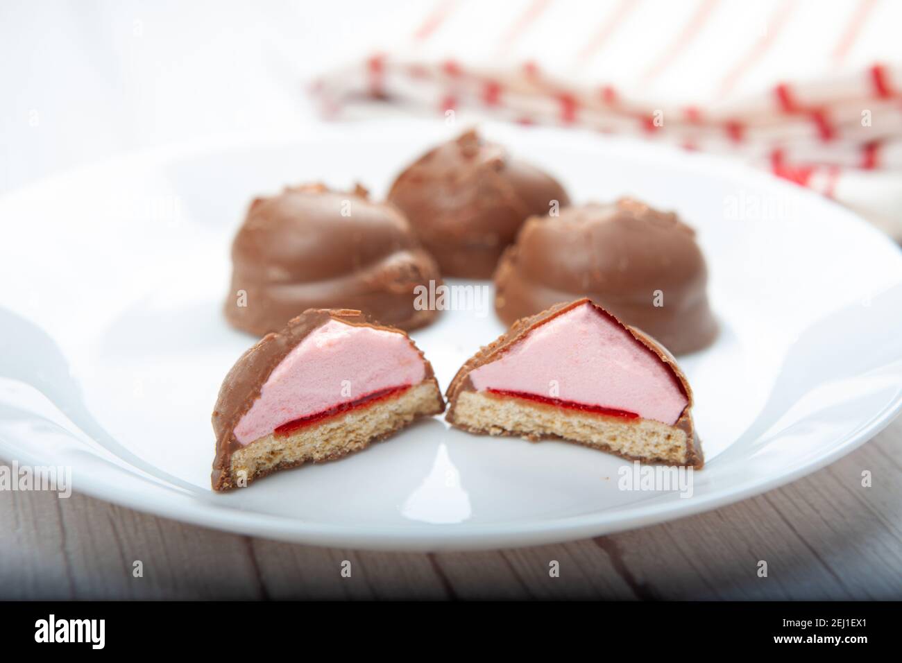 Schokoladen-Royals-Kekse sind auf einem Teller zu sehen Stockfoto
