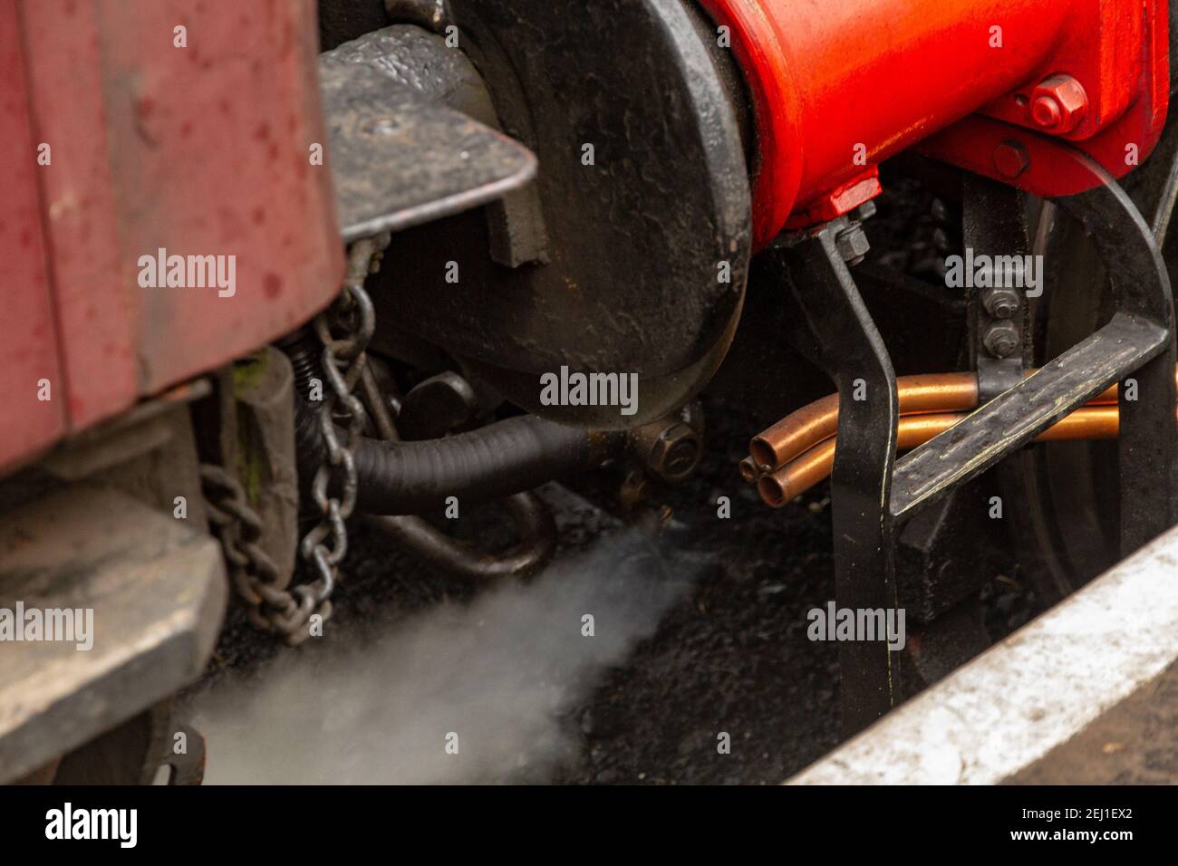 Kupferrohre, die Dampf ablassen Stockfoto