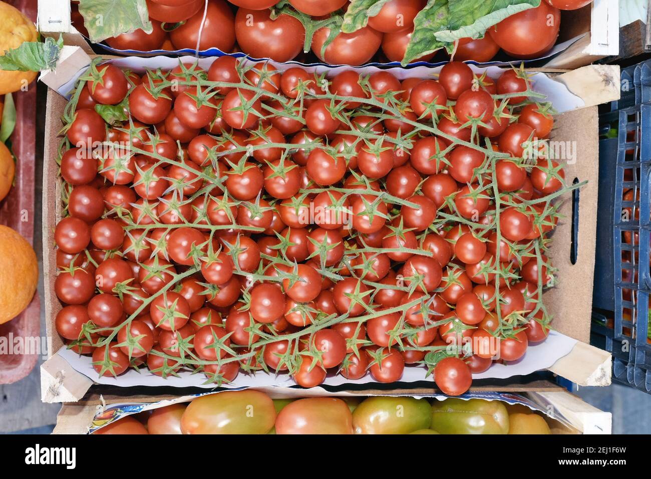 sizilianische Box Bündel Kirschtomaten Stockfoto