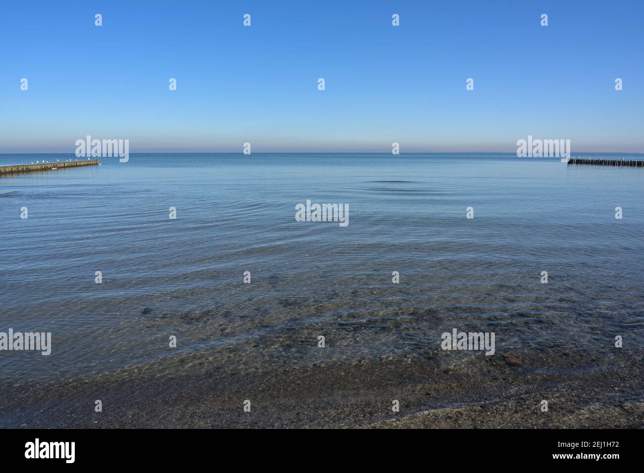 Blick auf den Horizont am Ostseestrand umrahmt von Reihen von Groynes, Naturhintergrundkonzept für Umwelt und Tourismus, Kopierraum, selec Stockfoto