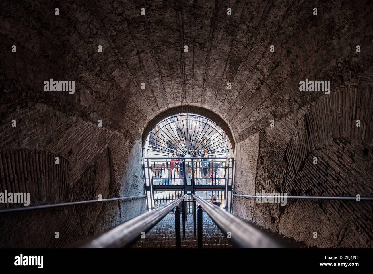 Gebäude des antiken Roms, Treppen zur oberen Ebene des Kolosseums, Mauerwerk aus der Architektur des Kolosseums, Flavianisches Amphitheater, Forum Romanum, Rom, Italien Stockfoto