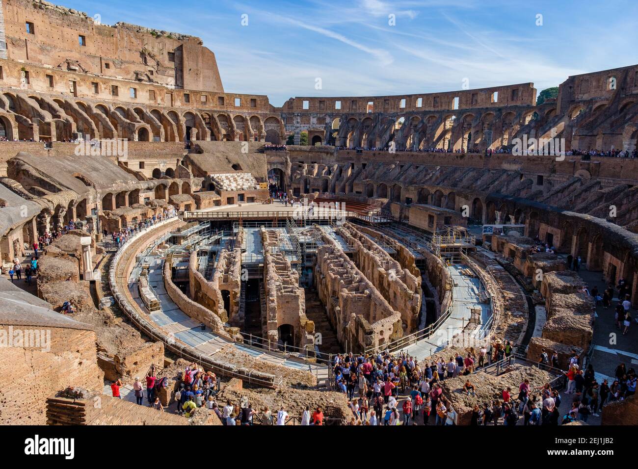Gebäude des antiken Roms, Übertourismus, Massentourismus, Touristenmassen, die das Kolosseum, das Kolosseum, das Flavianische Amphitheater, das Forum Romanum, Rom, Italien Stockfoto